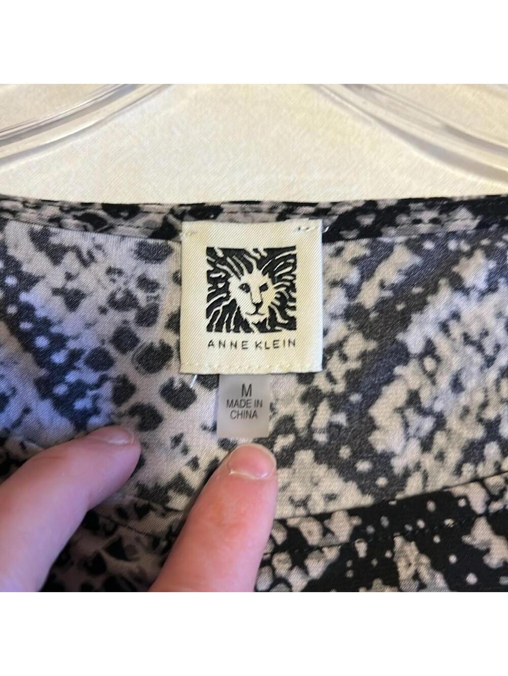 Anne Klein Black Gray Blouse Women's Medium Decorative Side Buttons Career Top - Picture 7 of 9